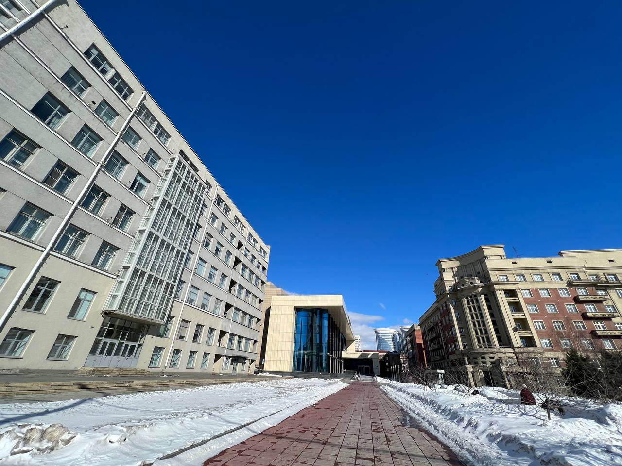 Администрация и стоквартирный дом в Новосибирске