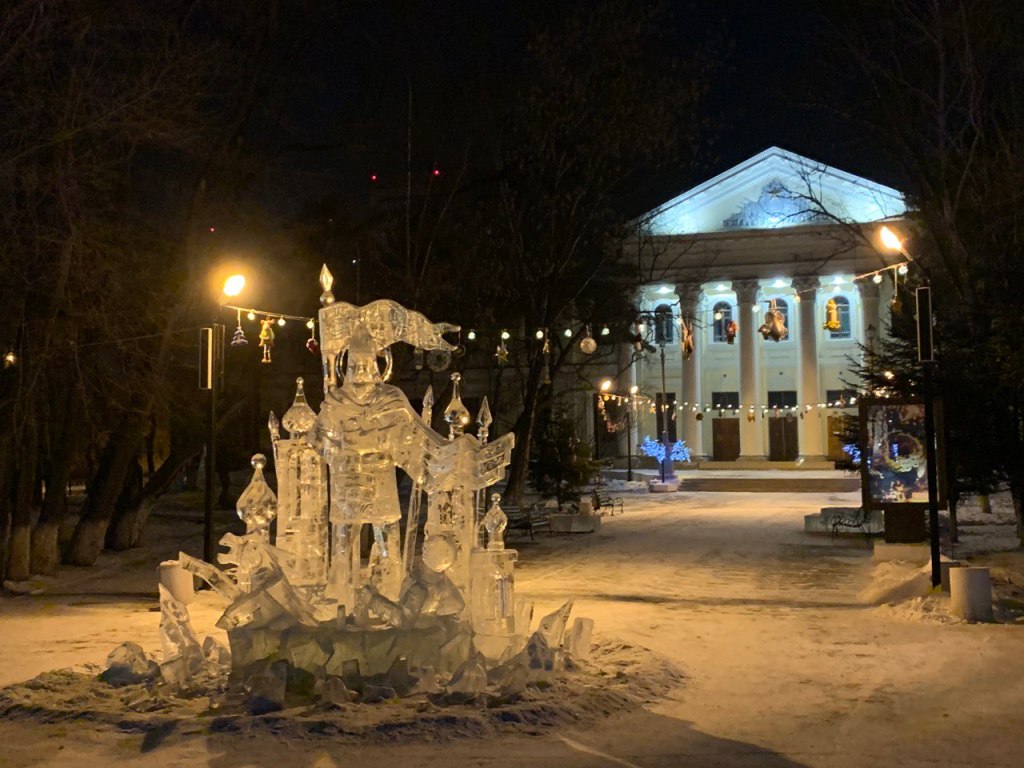 Ледяная скульптура Александра Невского у ДОРы, Благовещенск. 2021