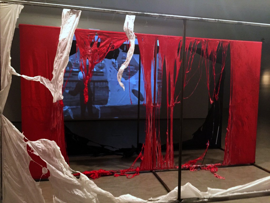 Полотна, разрушенные кислотой - музей современного искусства в Торуни - Густав Мецгер и его авто-деструктивное искусство