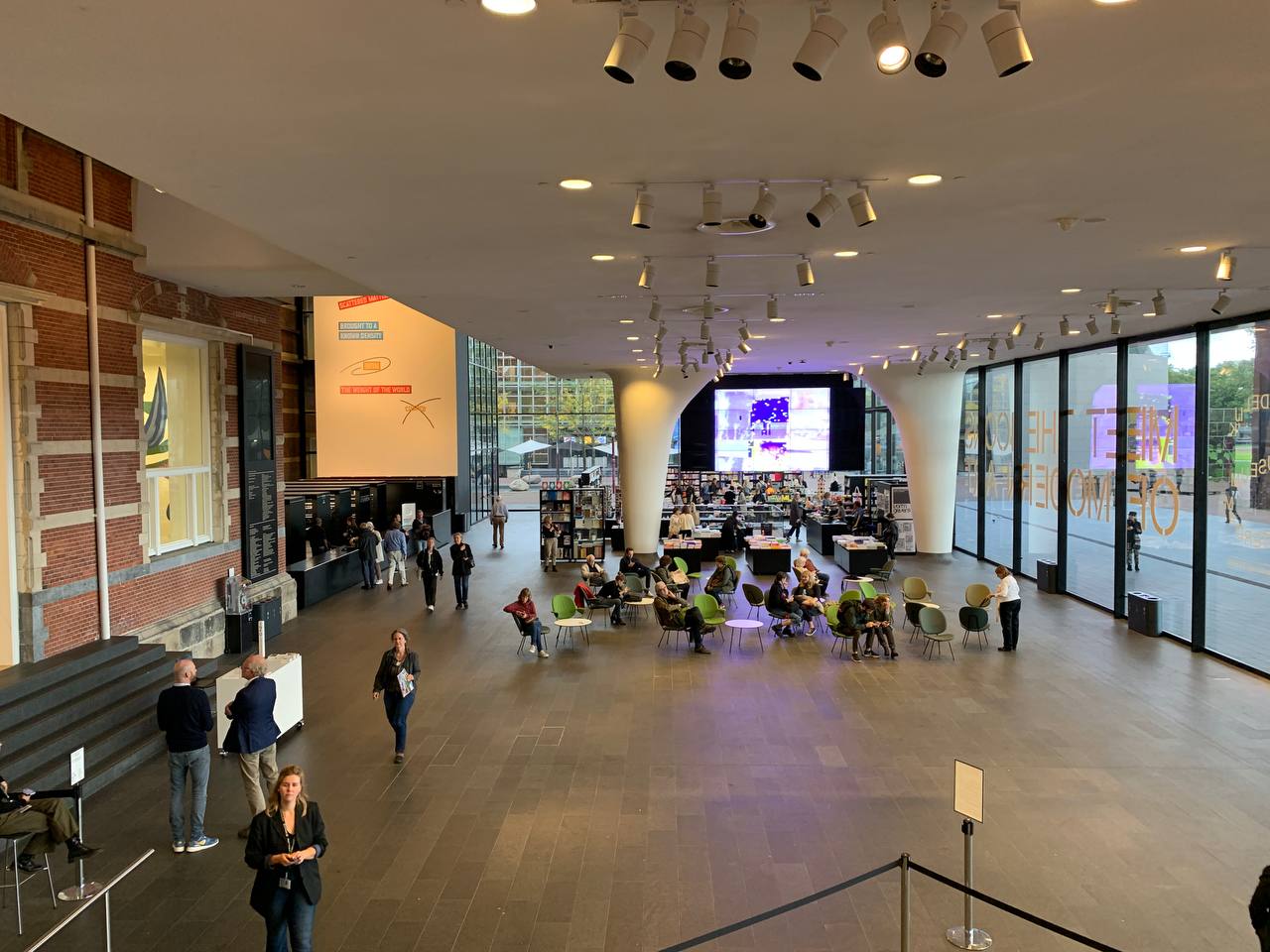 Музей современного искусства Stedelijk в Амстердаме - холл