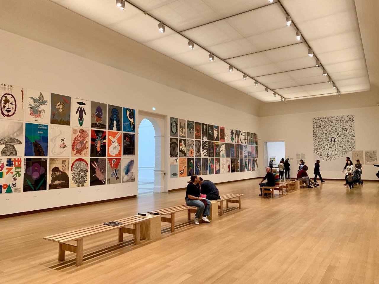 Посетители в музее Stedelijk в Амстердаме