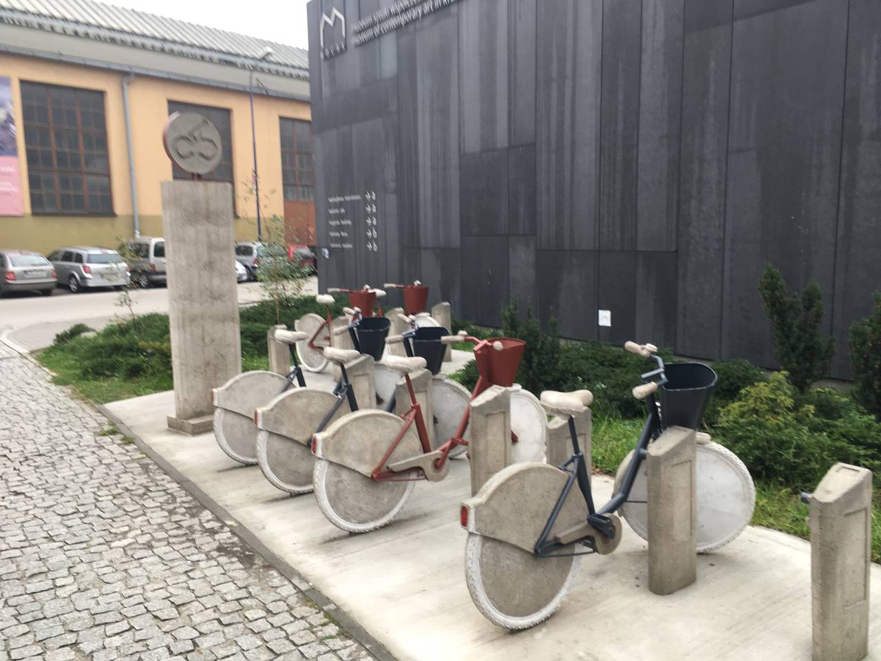 Во дворе MOCAK (музей современного искусства в Кракове)