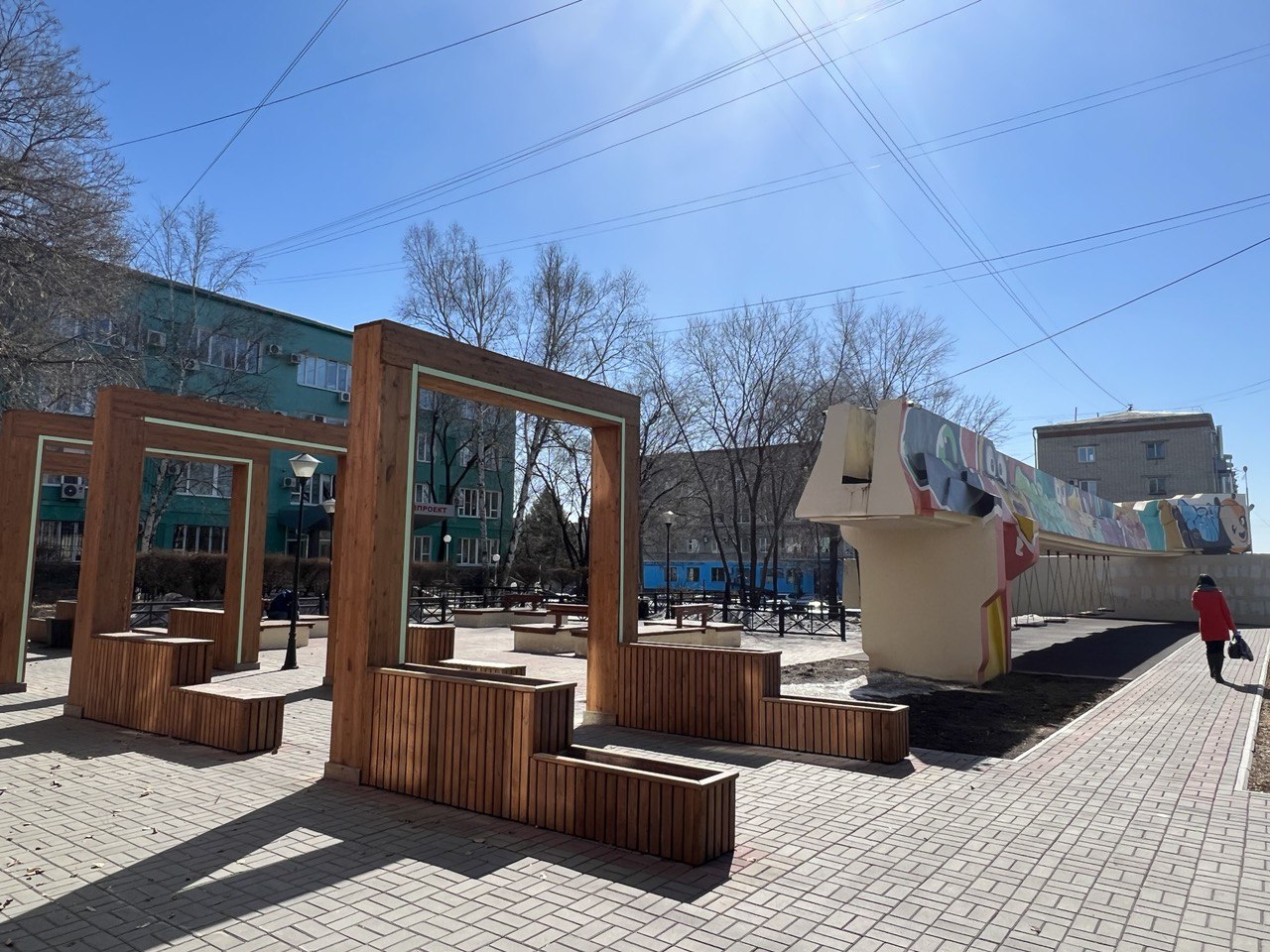 Благовещенск: сквер с качелями за кинотеатром Благовещенск