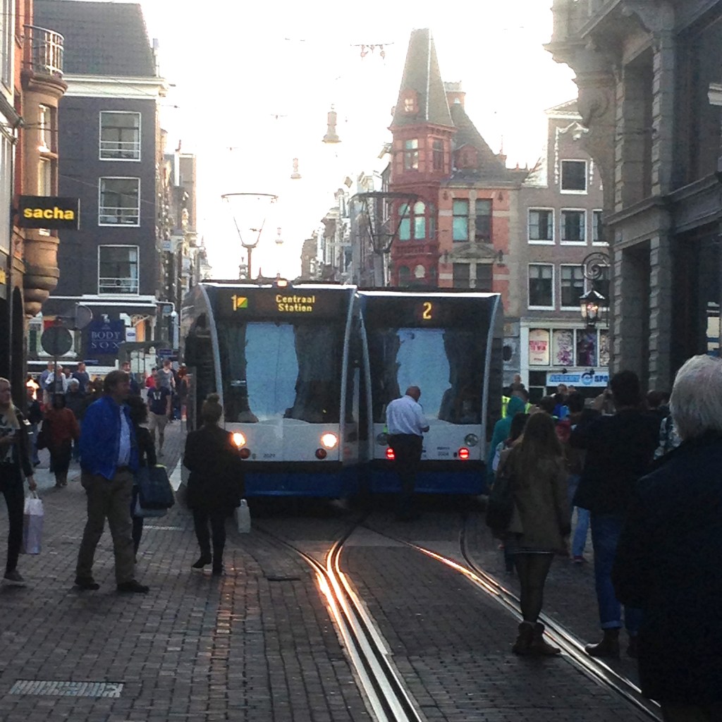 Трамваи на leidsestraat в Амстердаме столкнулись