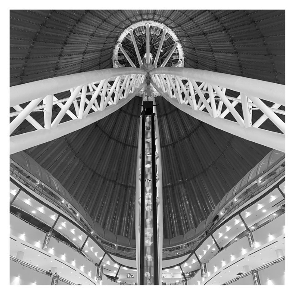 В ТРЦ Хан Шатыр в Астане - чёрно-белое фото