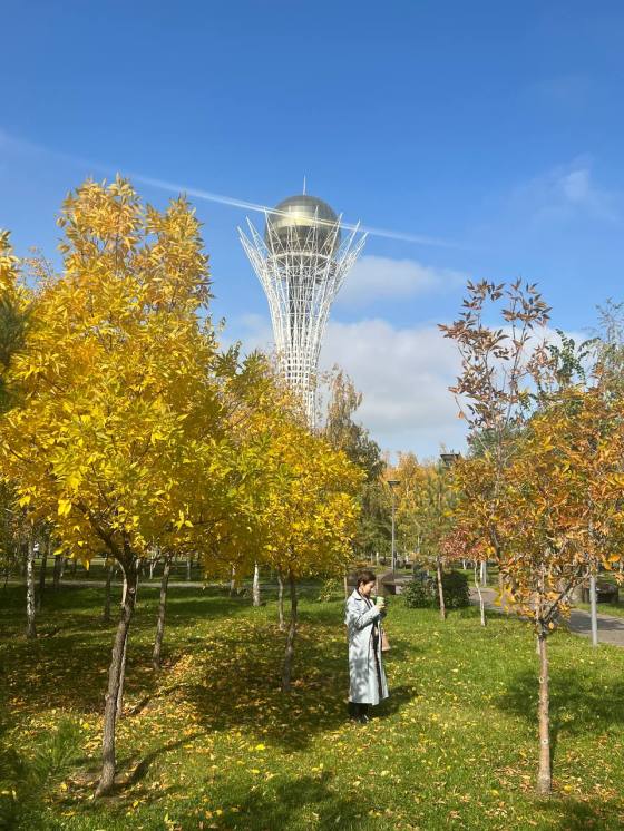 Осень в Астане - вид на сквер у Байтерека