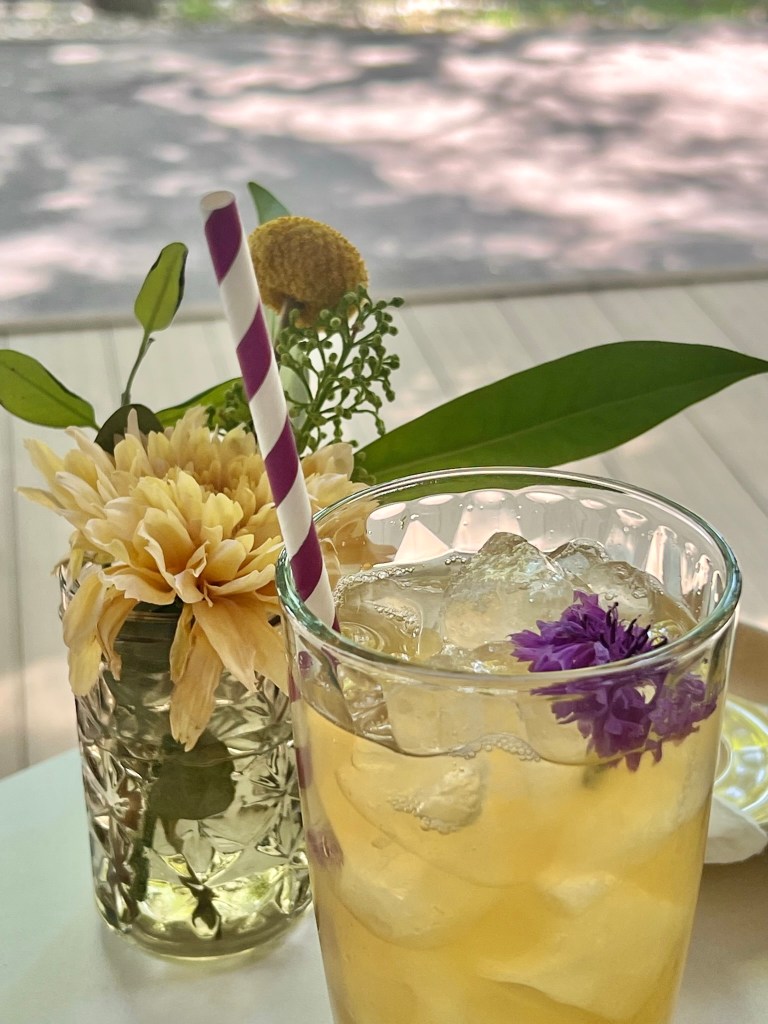 Летний лимонад с цветами